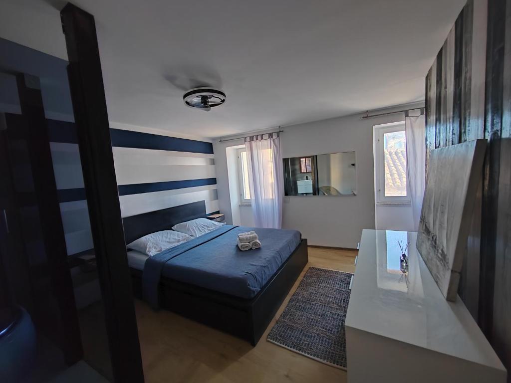 Un pequeño dormitorio con una cama y una mesa. en White house, en Galižana