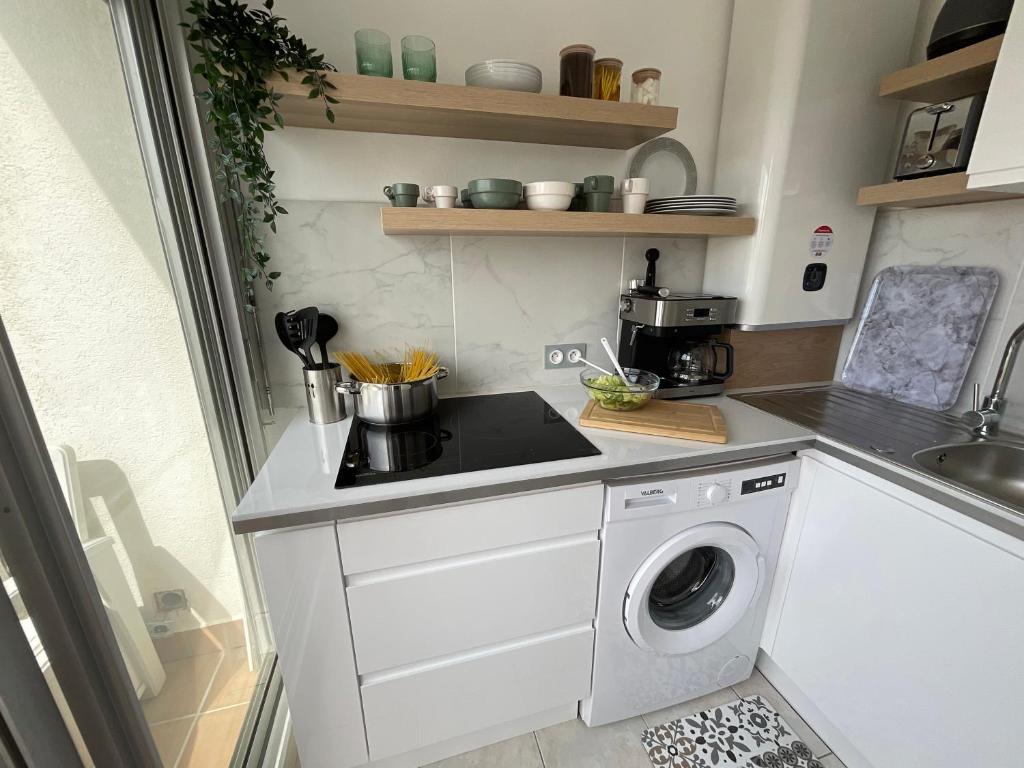 Studio le Vue mer Accès direct à la plage Parking privé Clim belle terrasse的厨房或小厨房
