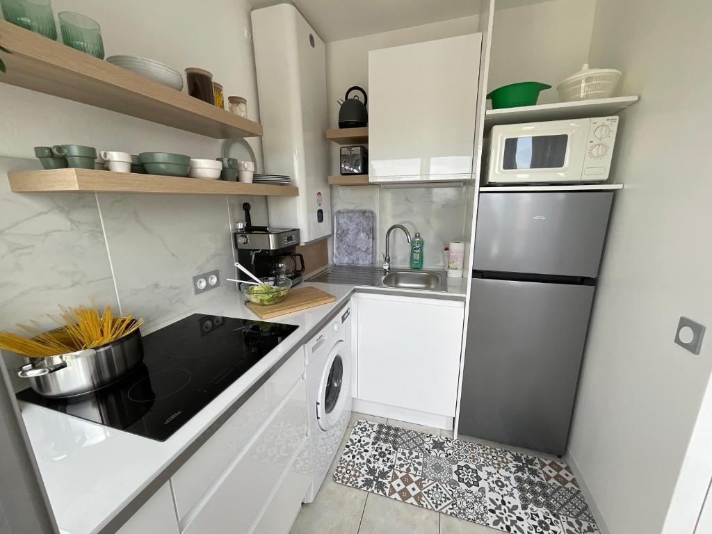 Studio le Vue mer Accès direct à la plage Parking privé Clim belle terrasse的厨房或小厨房
