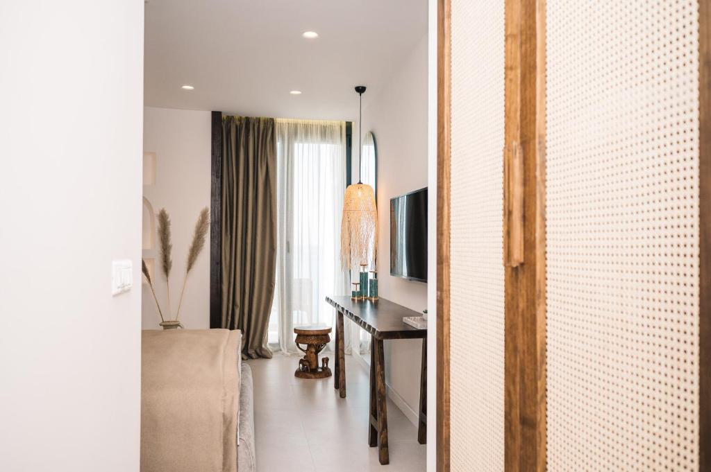 TV a/nebo společenská místnost v ubytování KAAB Boutique Hotel