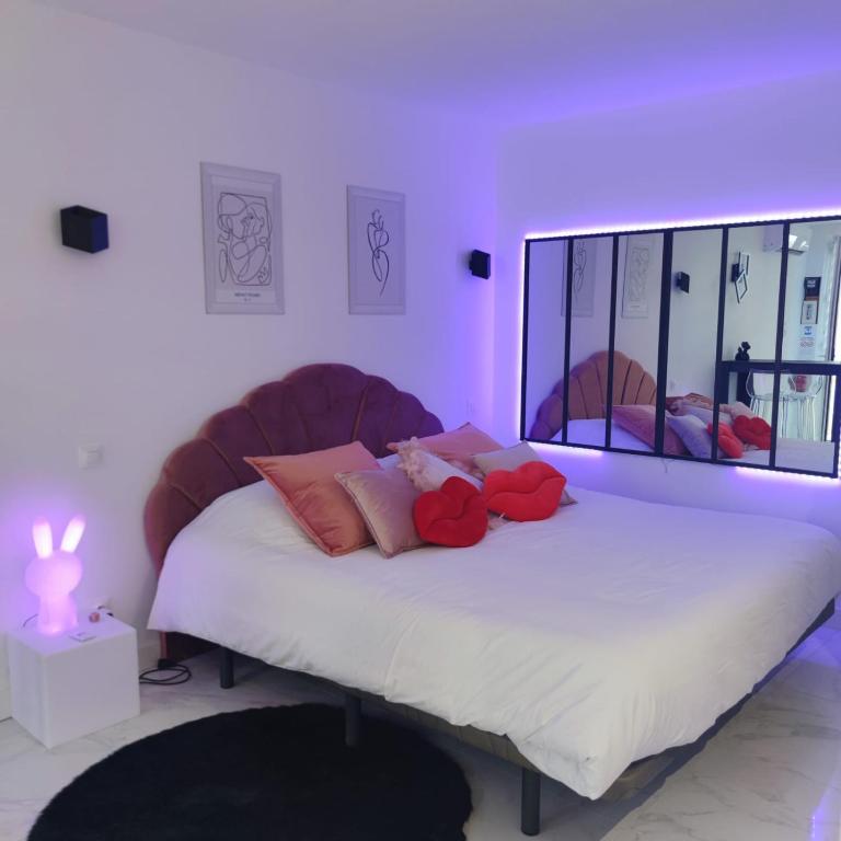 Posteľ alebo postele v izbe v ubytovaní Suite BULLE D'AMOUR Balnèo Spa & Terrasse à 5 min des plages