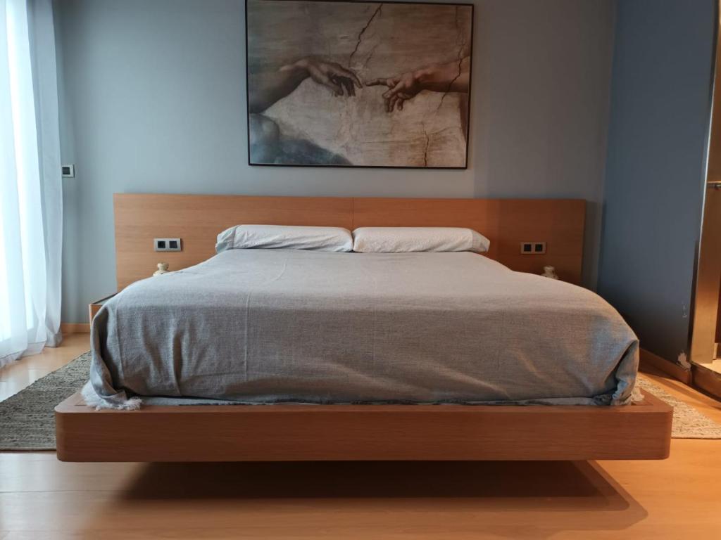 1 cama con cabecero de madera en un dormitorio en CA PEPICA, en Anna