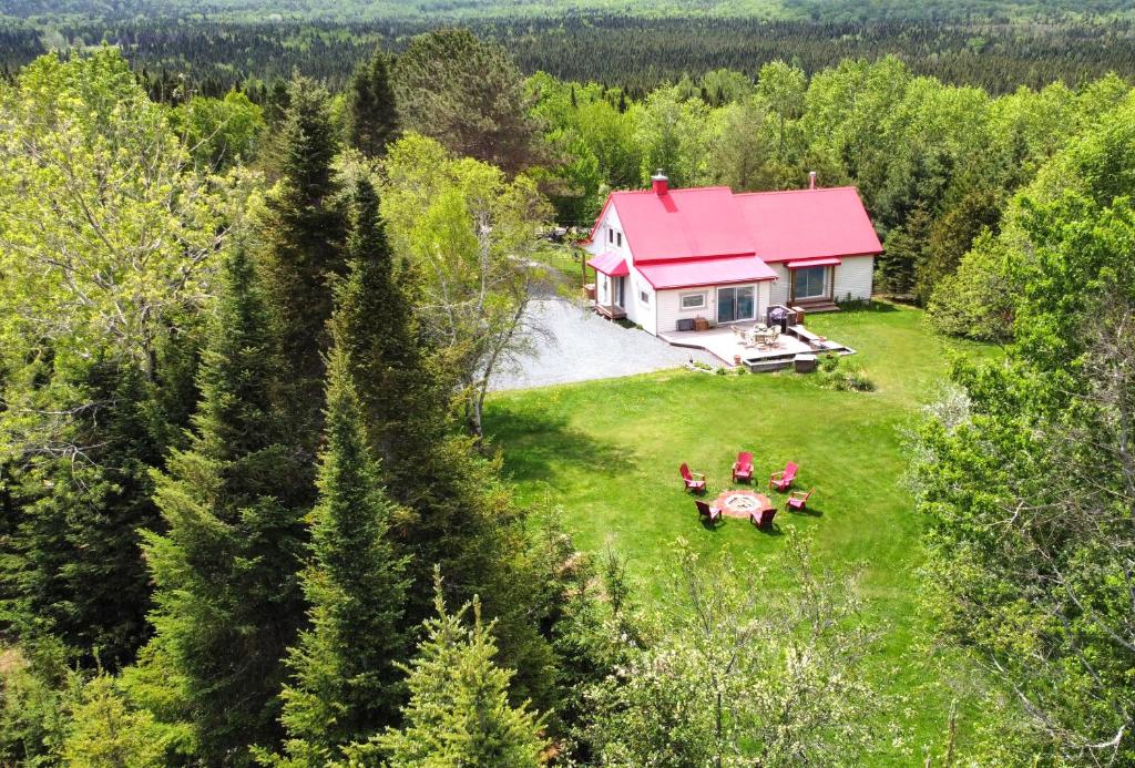 una vista aérea de una casa con techo rojo en Villa au toit rouge - Massif du Sud, 