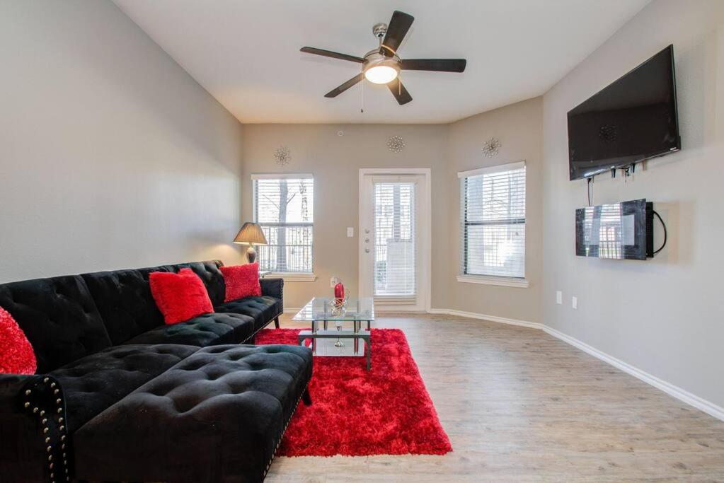 Enjoy A Luxurious Stay At The Red Room, Houston Tarifs 2023