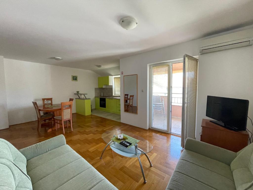TV a/nebo společenská místnost v ubytování Apartments Dunja Malinska