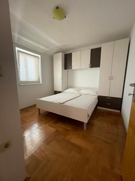 Postel nebo postele na pokoji v ubytování Apartments Dunja Malinska
