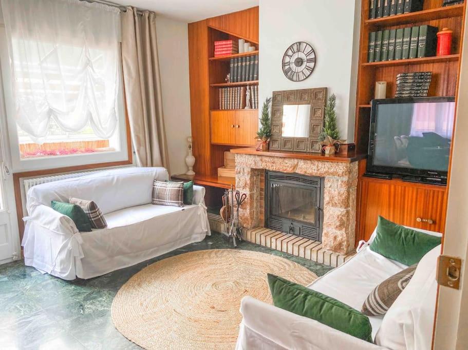 TV a/nebo společenská místnost v ubytování Típica Casa Andorrana en Encamp l by BonesVacances
