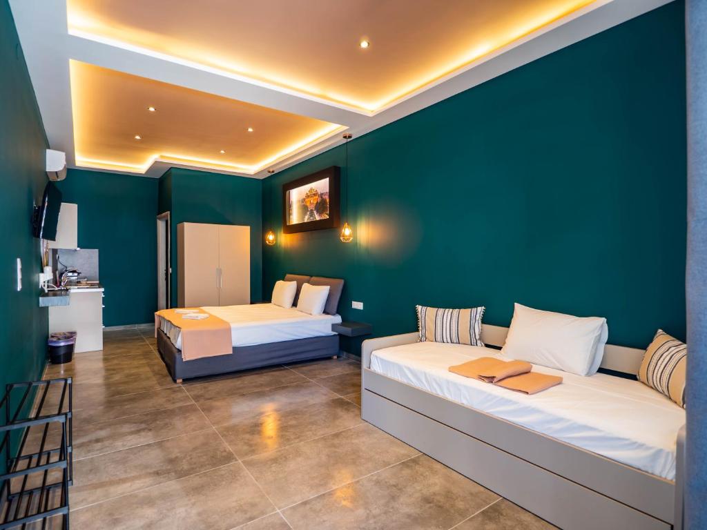 sypialnia z 2 łóżkami i zieloną ścianą w obiekcie ThassCities Casa Studios w mieście Limenas