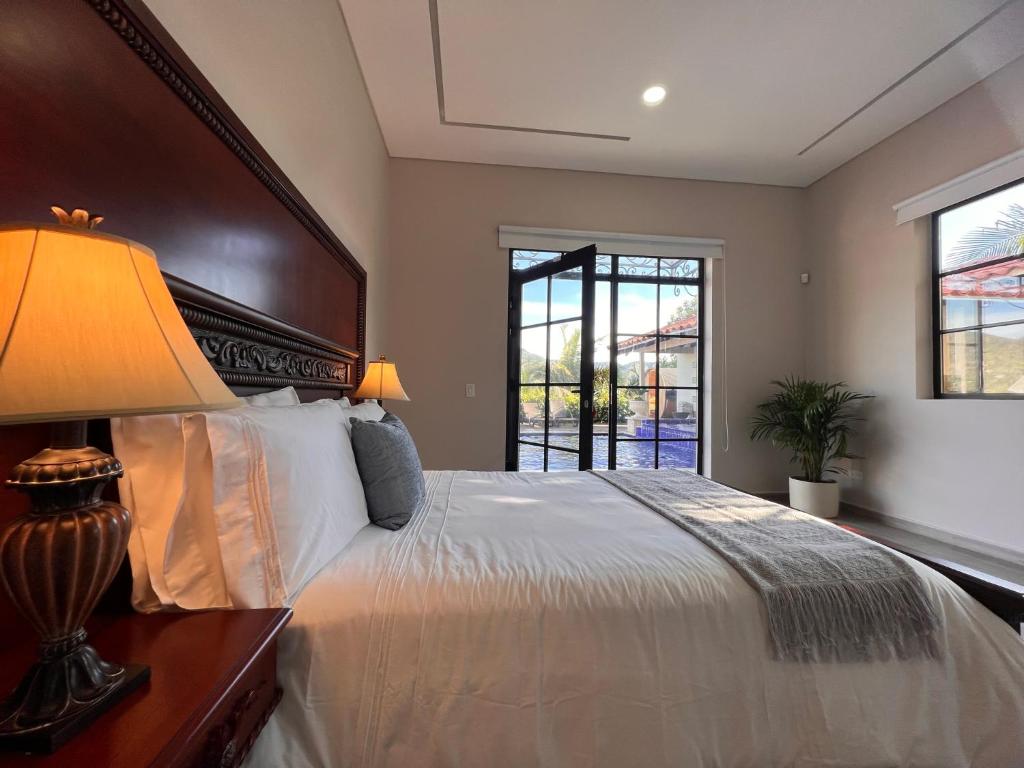 Postel nebo postele na pokoji v ubytování 1714 Hotel Boutique Guatapé