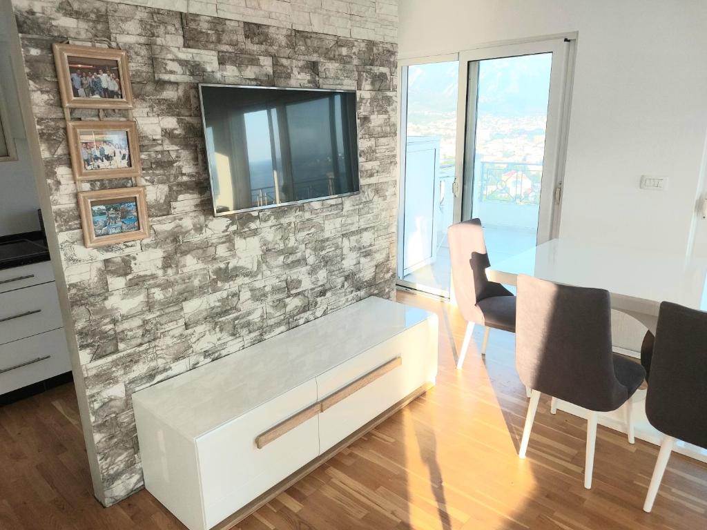 TV a/nebo společenská místnost v ubytování Apartment Sea & Mountain