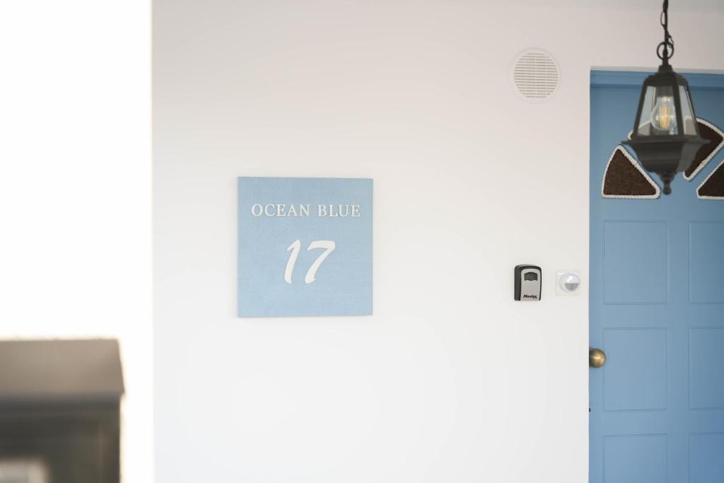 znak na drzwiach otwartej kliniki w obiekcie Ocean Blue House 17 w mieście Meneou