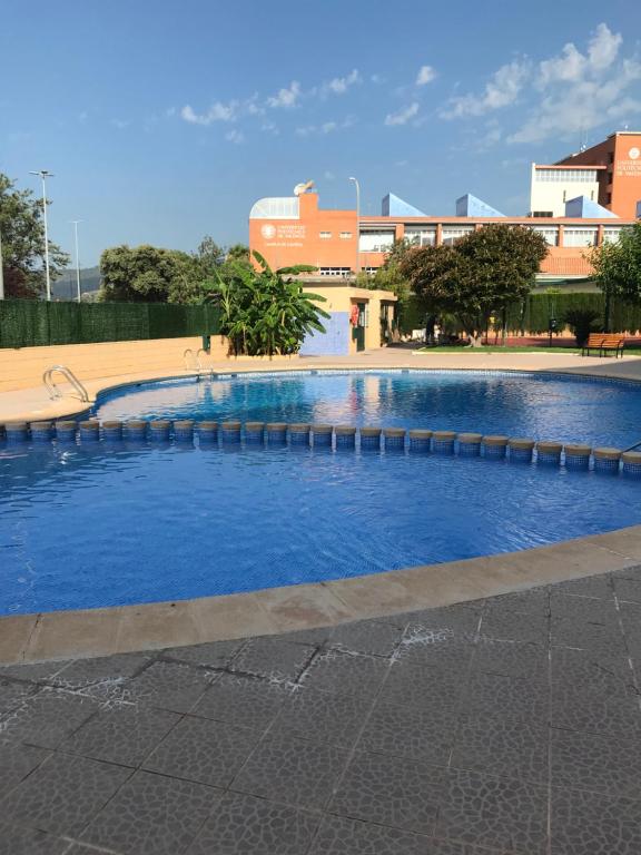 una gran piscina frente a un edificio en Apartamento Pilar, en Gandía