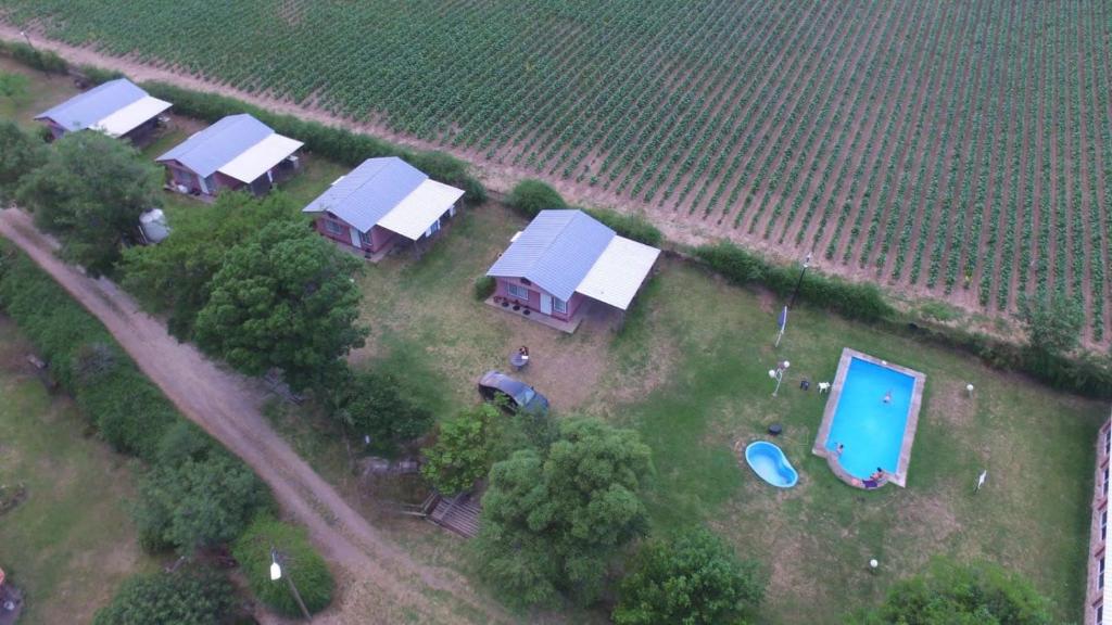 een luchtzicht op een boerderij met huizen en een zwembad bij Finca Lo de Guarin in Vaqueros