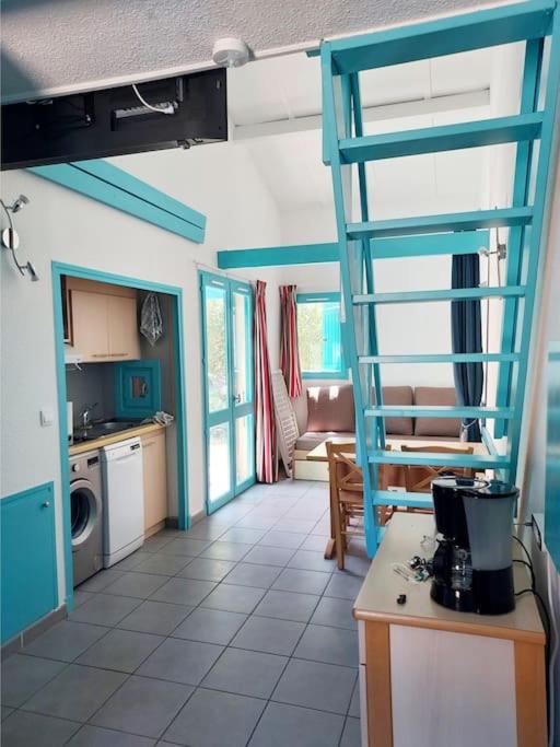 - une cuisine avec une échelle bleue dans l'établissement Maisonnette Bleue Caraïbe, à Argelès-sur-Mer