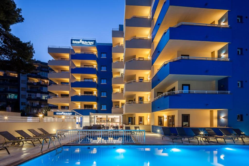 un hotel con piscina frente a un edificio en Ibiza Heaven Apartments en Playa d'en Bossa