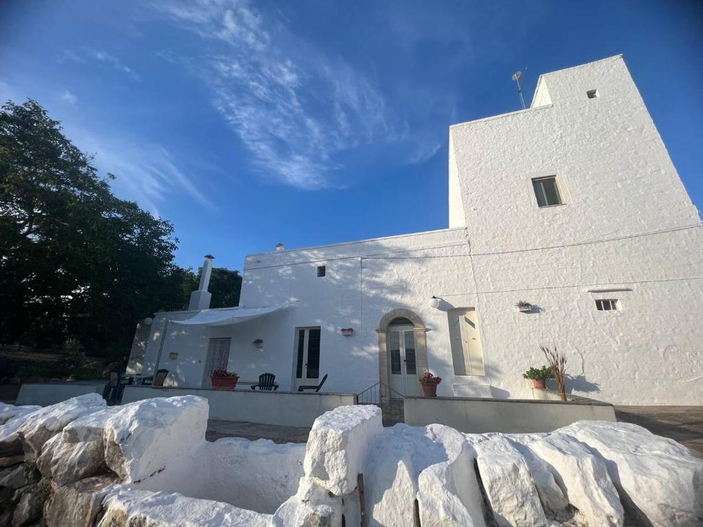 een groot wit gebouw met sneeuw eromheen bij Masseria Helianthus in Ceglie Messapica