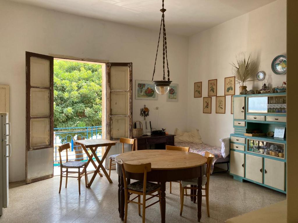 una cucina e una sala da pranzo con tavolo e sedie di Casa Adele a Sciacca