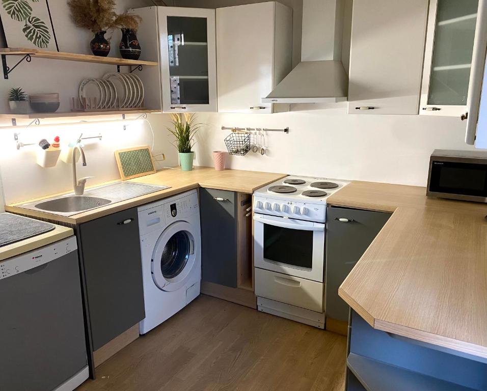 Η κουζίνα ή μικρή κουζίνα στο 3 bedroom apartment near the city center