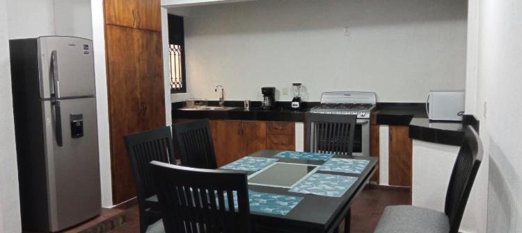 una cucina con tavolo e frigorifero di Depa55-2 a Toluca