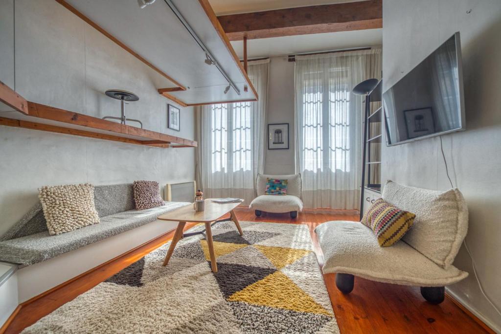 un salon avec un canapé et une table dans l'établissement Atypique - Hypercentre / Place aux Herbes, à Grenoble