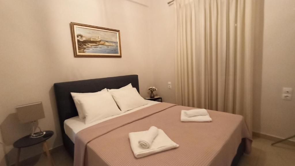 um quarto com uma cama com duas toalhas brancas em Agathi's House em Preveza