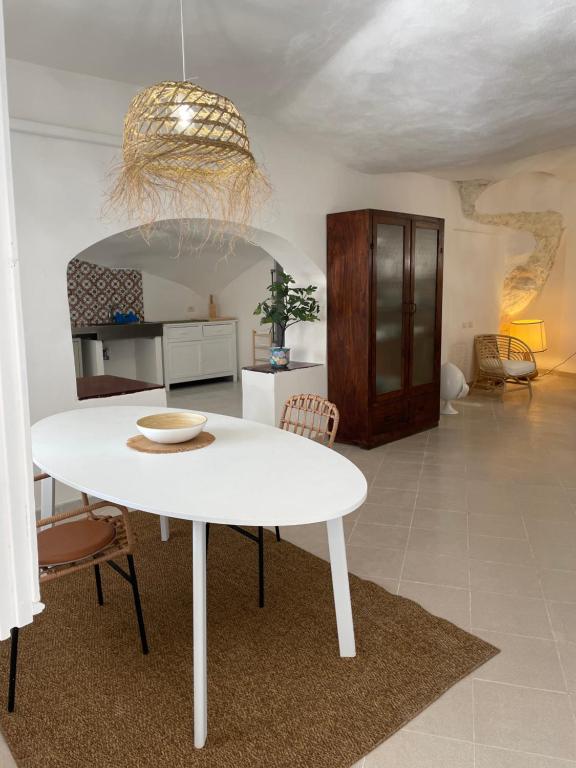 uma mesa branca e cadeiras numa sala de estar em Gargá em Peschici