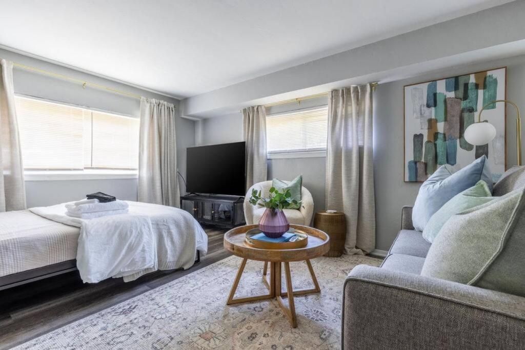Un dormitorio con una cama, un sofá y una mesa. en Westlake Apartment, en Westlake