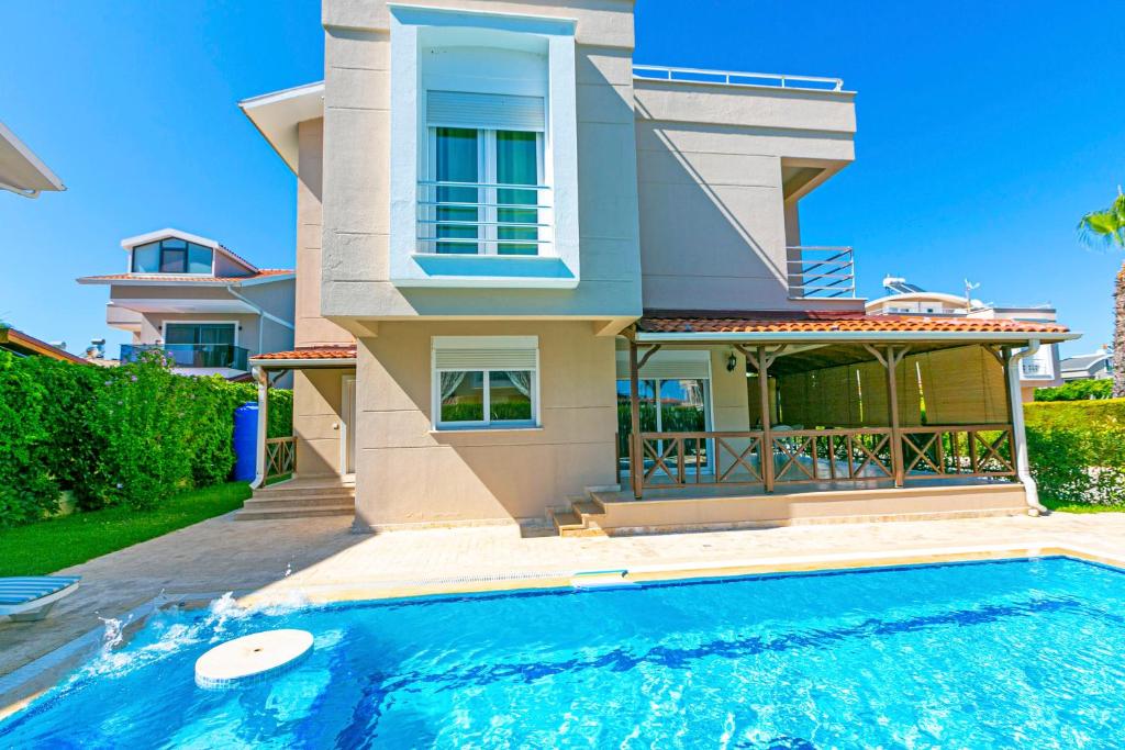 Bazén v ubytování Paradise Town Villa Despina nebo v jeho okolí