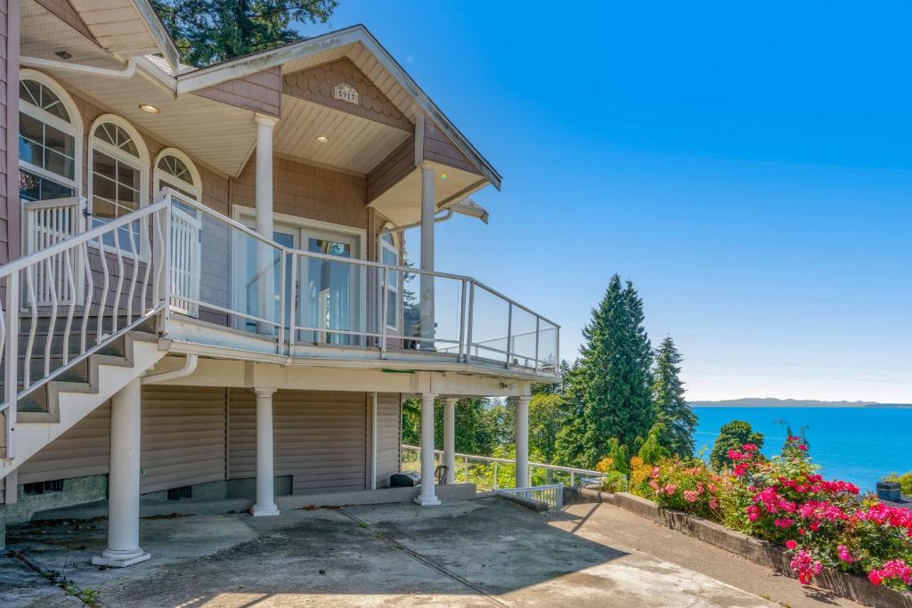 una casa con balcone e fiori di Driftwood Retreat Upstairs a Blaine