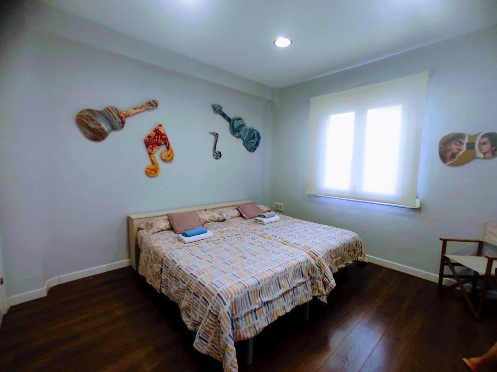 een slaapkamer met een bed en een raam bij Carretónas room in Granada