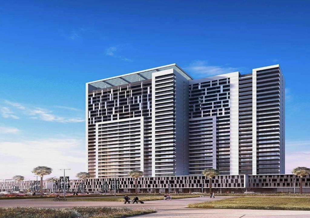 Athesa Apartments Downtown Dubai Business Bay في دبي: مبنى طويل وبه العديد من النوافذ على جانبه