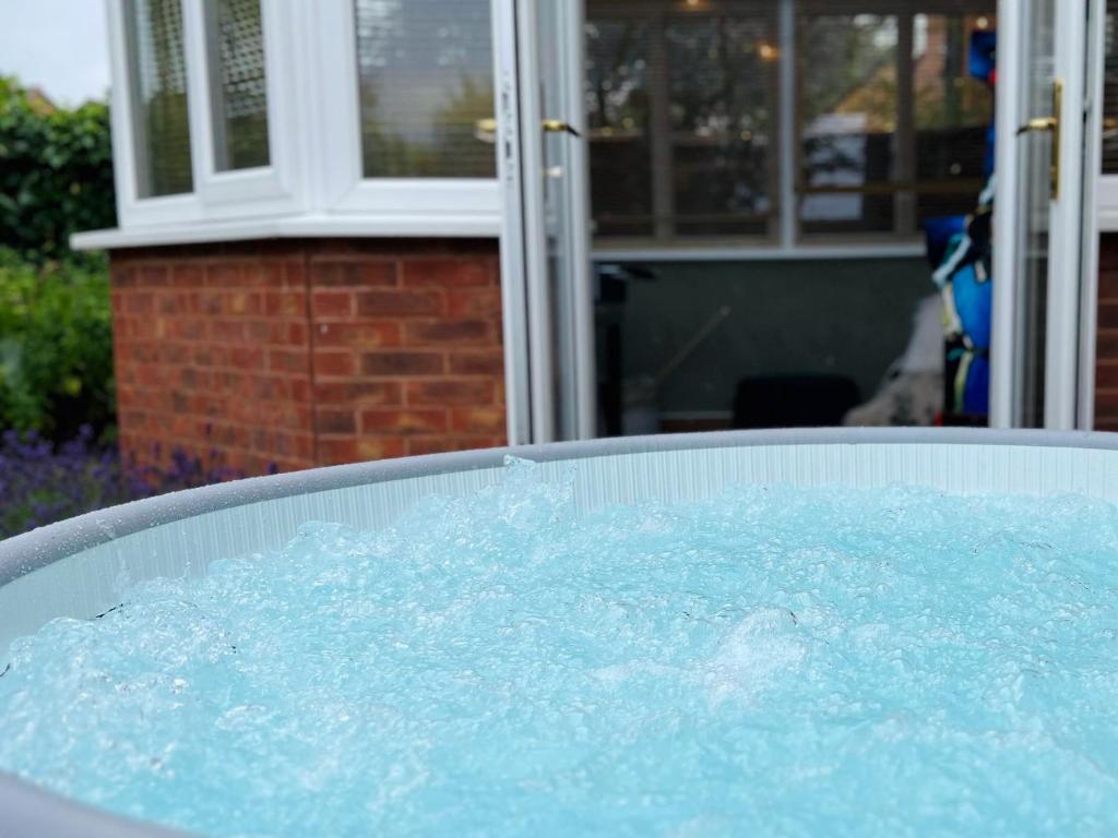 4-bed Cotswold getaway with hot tub & gaming room - Four-Bedroom House