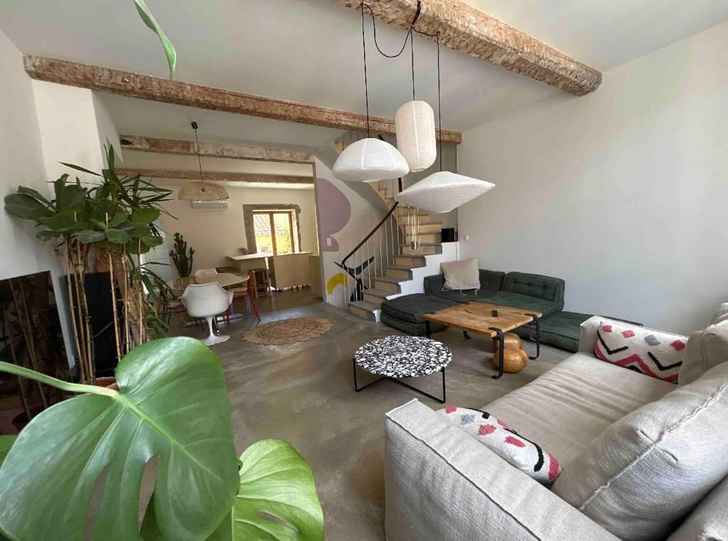 un salon avec un canapé et une table dans l'établissement Maison avec patio et spa centre ville, à Narbonne