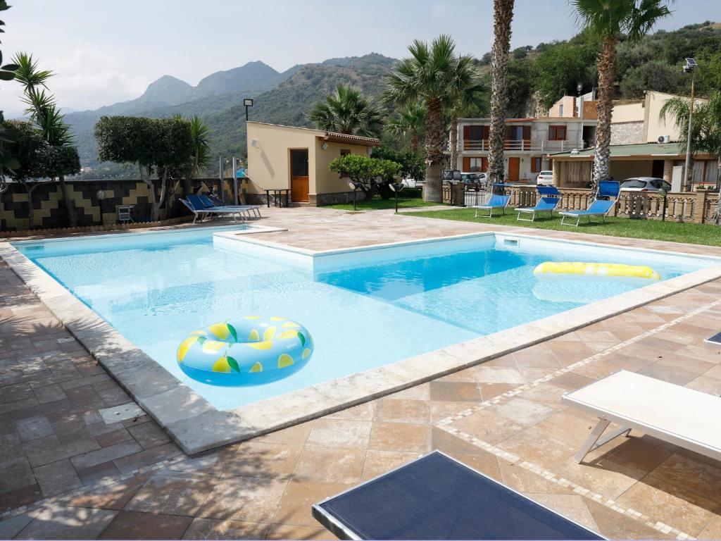 una piscina con 2 inflables en un complejo en Villa La Torre, en Pagliara
