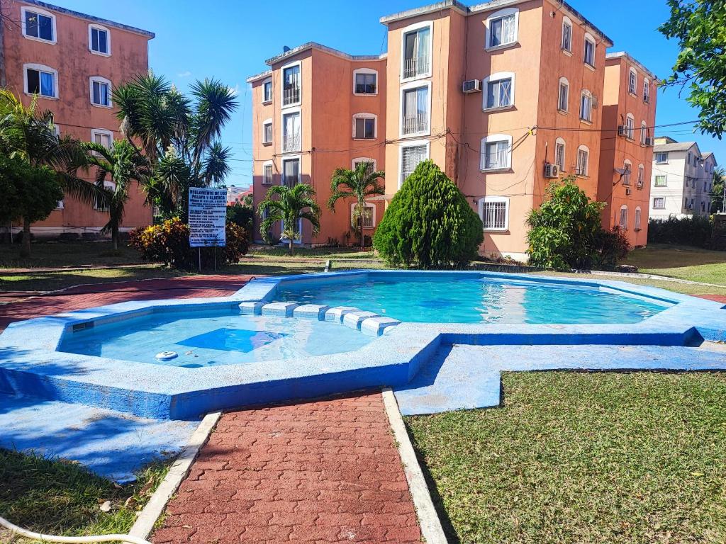a swimming pool in front of a building at Cancun Property 6 personas in Cancún