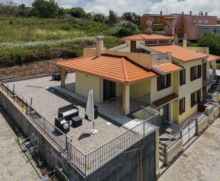 Casa con patio y sombrilla en Appartamento Stelle e Coralli, en Tresnuraghes