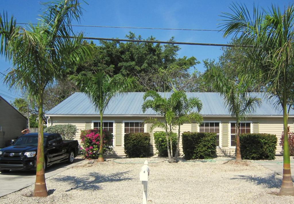 Lazy Cuckoo Inn Sleek and Stylish Studio Apartments, Fort Myers Beach