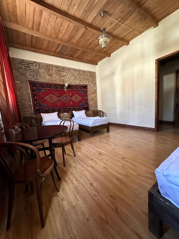 Old Sighnaghi - Triple Room With Balcony