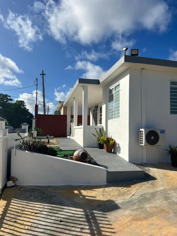 una casa blanca con una pared blanca en Casita Nieves, en Isabela