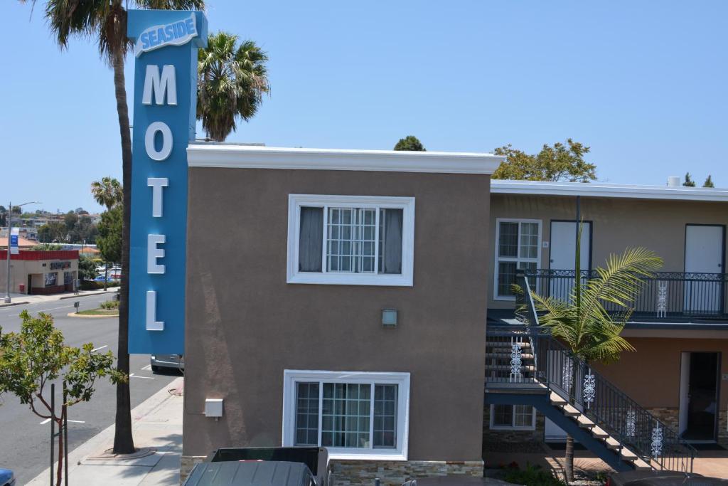 un edificio con una señal de hotel delante de él en Seaside Motel en Redondo Beach