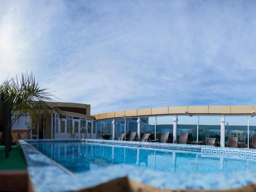 Адлер с бассейном на крыше. Отель шайн адлер. Мио апартаменты сочи. Мио адлер. Форвард апарт отель 4*.