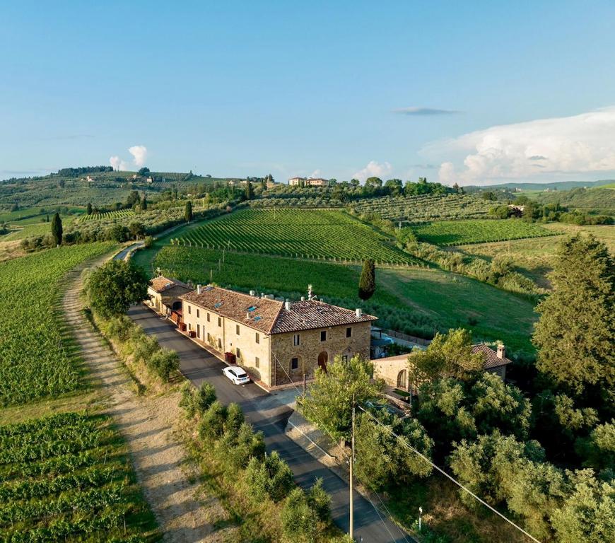 eine Luftansicht eines Hauses auf einem Weinberg in der Unterkunft Vittoria Chianti Vacations in Poggibonsi