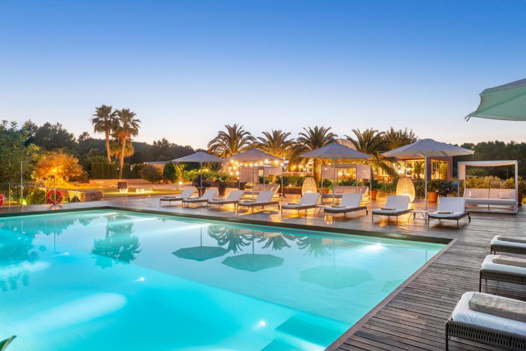サン・リョレンツ・デ・バラフィアにあるAgroturismo Safragell Ibiza Suites & Spaの- リゾート内のスイミングプール(椅子、パラソル付)