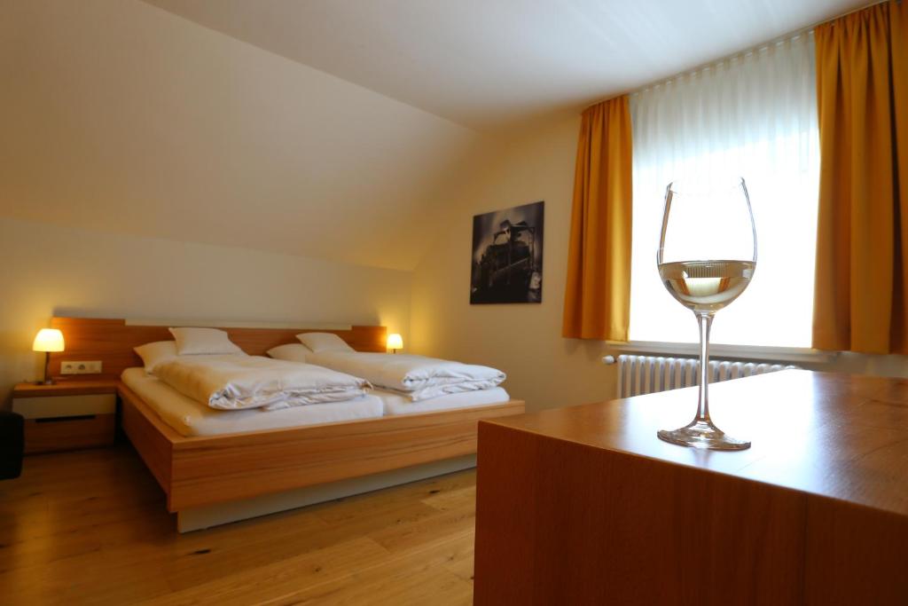 Postel nebo postele na pokoji v ubytování Ernst Clüsserath Weingut & Weinhotelchen