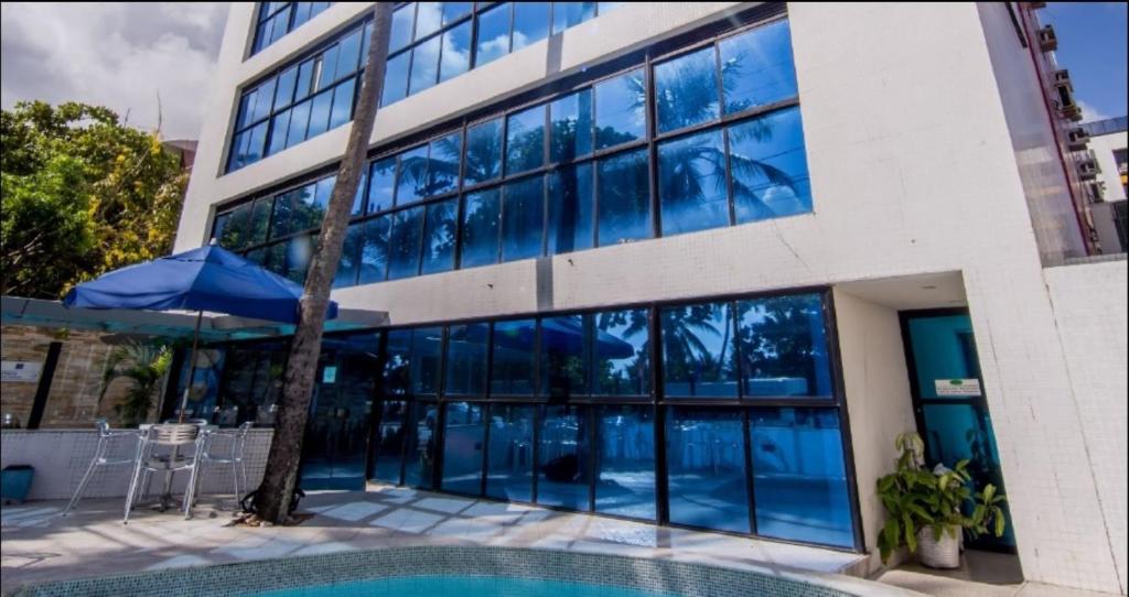 Un gran edificio con una piscina en frente. en Ambassador Flat, en João Pessoa