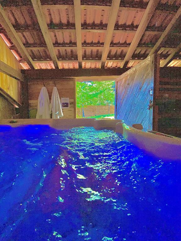 Bazén v ubytovaní L’appartement du Fayé avec jacuzzi privé alebo v jeho blízkosti