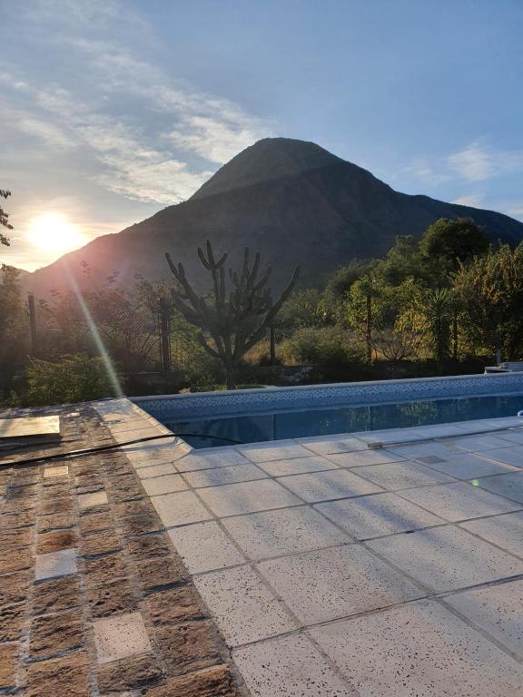a swimming pool with a mountain in the background at Cabaña Mis Montañas in La Rioja