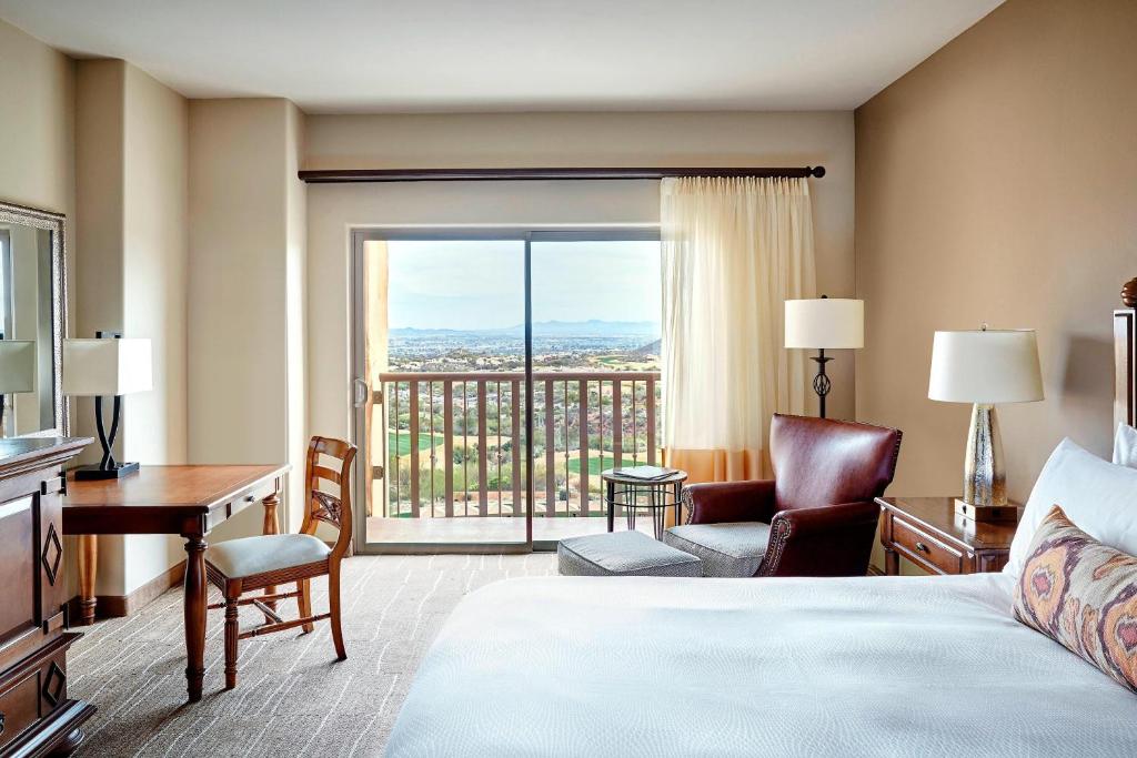 Postel nebo postele na pokoji v ubytování JW Marriott Tucson Starr Pass Resort