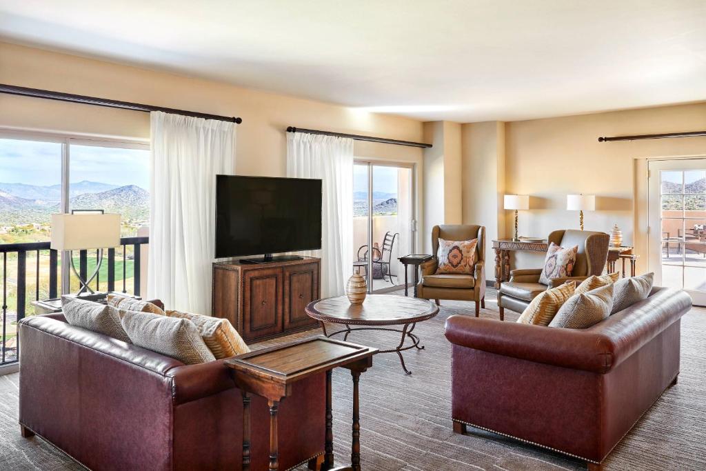 TV a/nebo společenská místnost v ubytování JW Marriott Tucson Starr Pass Resort