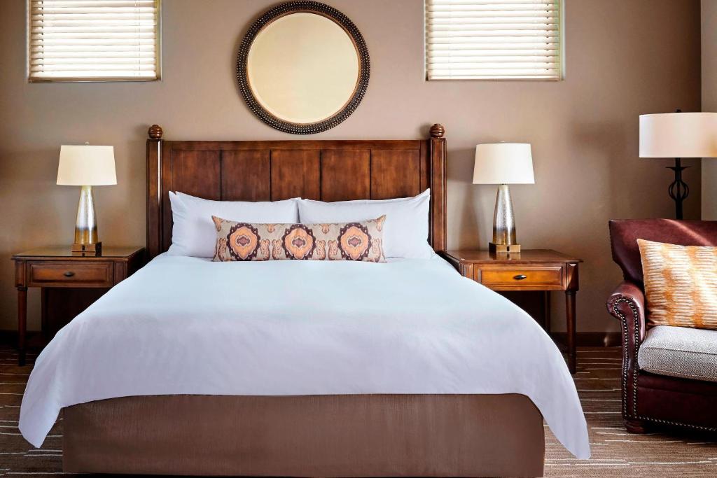 Postel nebo postele na pokoji v ubytování JW Marriott Tucson Starr Pass Resort